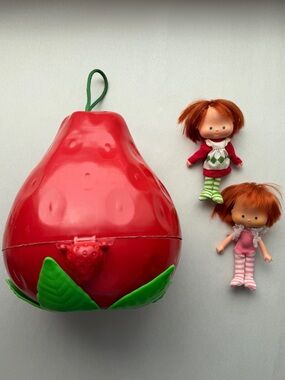 Vintage 1980’s  Strawberry Shortcake Carrying Case, 2 Dolls, Clothes, Shoes